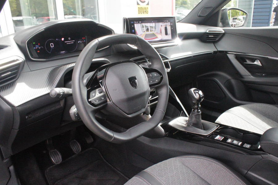 Peugeot 2008 1.2 100PK ALLURE | TREKHAAK | CAMERA VOOR + ACHTER | NAVIGATIE | DRAADLOZE APPLE CARPLAY/ANDROID AUTO | LED KOPLAMPEN | ALL SEASON BANDEN | ADAPTIVE CRUISE CONTROL | DODEHOEK DETECTIE | CLIMATE CONTROL | DAB+ RADIO |