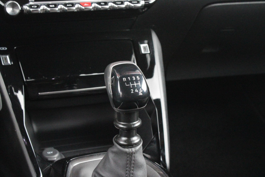 Peugeot 2008 1.2 100PK ALLURE | TREKHAAK | CAMERA VOOR + ACHTER | NAVIGATIE | DRAADLOZE APPLE CARPLAY/ANDROID AUTO | LED KOPLAMPEN | ALL SEASON BANDEN | ADAPTIVE CRUISE CONTROL | DODEHOEK DETECTIE | CLIMATE CONTROL | DAB+ RADIO |