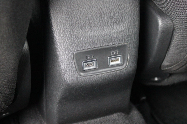 Peugeot 2008 1.2 100PK ALLURE | TREKHAAK | CAMERA VOOR + ACHTER | NAVIGATIE | DRAADLOZE APPLE CARPLAY/ANDROID AUTO | LED KOPLAMPEN | ALL SEASON BANDEN | ADAPTIVE CRUISE CONTROL | DODEHOEK DETECTIE | CLIMATE CONTROL | DAB+ RADIO |