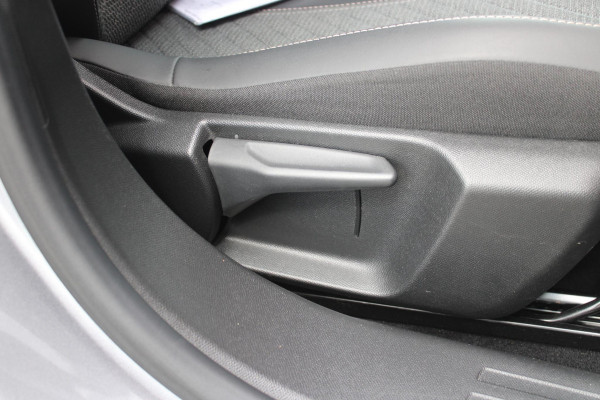 Peugeot 2008 1.2 100PK ALLURE | TREKHAAK | CAMERA VOOR + ACHTER | NAVIGATIE | DRAADLOZE APPLE CARPLAY/ANDROID AUTO | LED KOPLAMPEN | ALL SEASON BANDEN | ADAPTIVE CRUISE CONTROL | DODEHOEK DETECTIE | CLIMATE CONTROL | DAB+ RADIO |