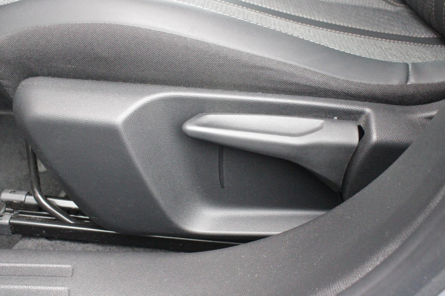Peugeot 2008 1.2 100PK ALLURE | TREKHAAK | CAMERA VOOR + ACHTER | NAVIGATIE | DRAADLOZE APPLE CARPLAY/ANDROID AUTO | LED KOPLAMPEN | ALL SEASON BANDEN | ADAPTIVE CRUISE CONTROL | DODEHOEK DETECTIE | CLIMATE CONTROL | DAB+ RADIO |