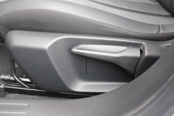 Peugeot 2008 1.2 100PK ALLURE | TREKHAAK | CAMERA VOOR + ACHTER | NAVIGATIE | DRAADLOZE APPLE CARPLAY/ANDROID AUTO | LED KOPLAMPEN | ALL SEASON BANDEN | ADAPTIVE CRUISE CONTROL | DODEHOEK DETECTIE | CLIMATE CONTROL | DAB+ RADIO |