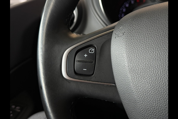 Renault Captur 0.9 TCe Intens | Navi | 17 " | PDC | Stoelverwarming | Led | Bluetooth | Clima | Keurig netjes onderhouden.