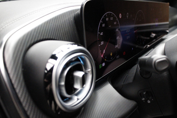 Mercedes-Benz V-Klasse 300d 4M Lang DC AMG-line 360 Burmester Panoramadak Distronic Carplay Carbon Black Pack Leer PTS Elektr. schuifdeuren Elektr. achterklep Alcantara binnenhemel Memory seats Stoelverwarming LM velgen