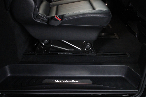 Mercedes-Benz V-Klasse 300d 4M Lang DC AMG-line 360 Burmester Panoramadak Distronic Carplay Carbon Black Pack Leer PTS Elektr. schuifdeuren Elektr. achterklep Alcantara binnenhemel Memory seats Stoelverwarming LM velgen