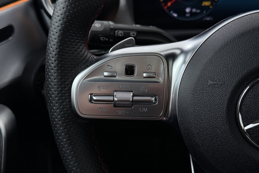 Mercedes-Benz A-Klasse 180 Business Solution AMG (PANORAMADAK, STOELVERWARMING, CAMERA, SFEERVERLICHTING, ELEKTR STOELEN, NAVI)