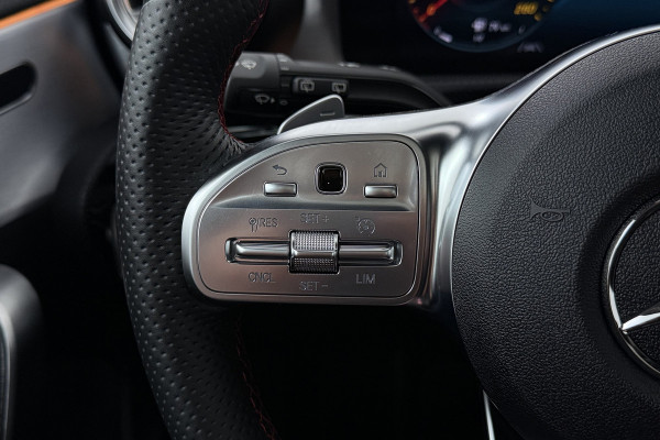 Mercedes-Benz A-Klasse 180 Business Solution AMG (PANORAMADAK, STOELVERWARMING, CAMERA, SFEERVERLICHTING, ELEKTR STOELEN, NAVI)