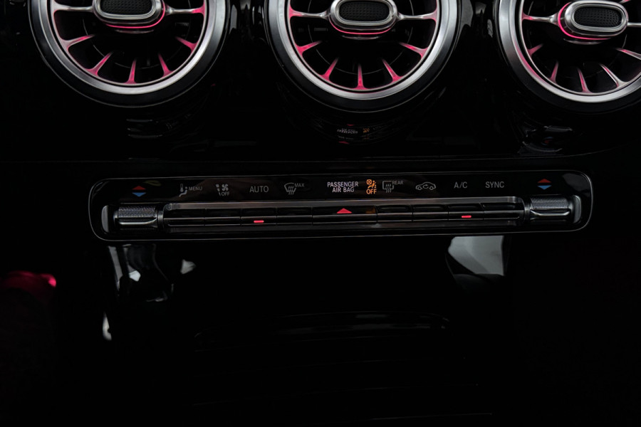 Mercedes-Benz A-Klasse 180 Business Solution AMG (PANORAMADAK, STOELVERWARMING, CAMERA, SFEERVERLICHTING, ELEKTR STOELEN, NAVI)