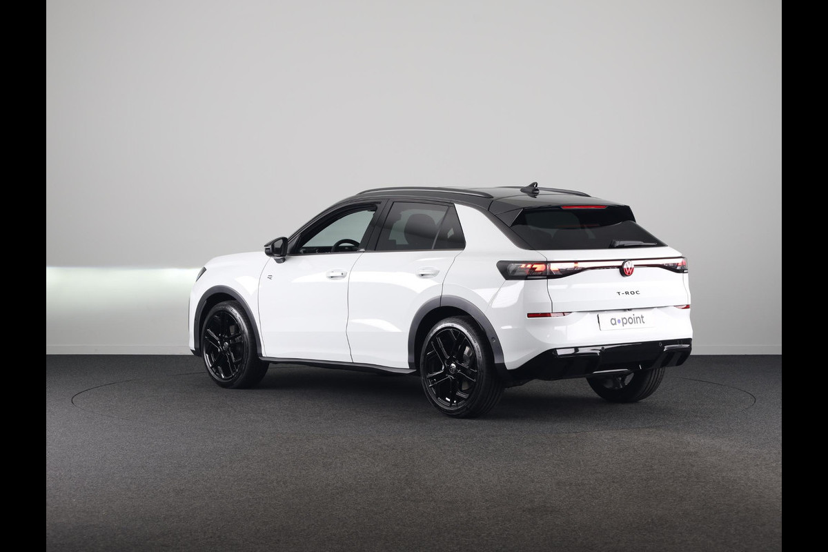 Volkswagen T-Roc R-Line First Edition 1.5 eTSI 110 kW / 150 PK SUV Panoramadak | Stoelverwarming | Achteruitrijcamera