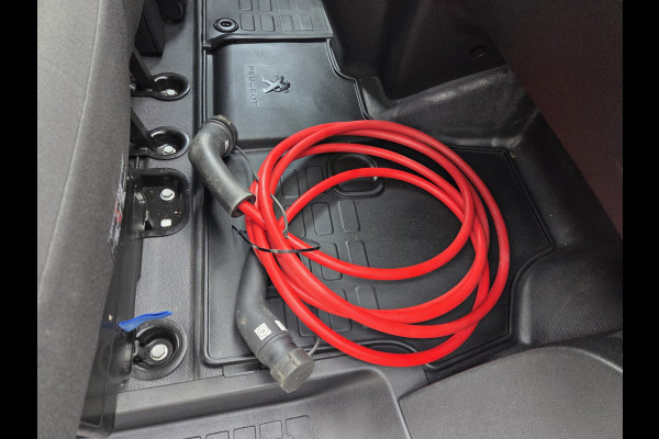 Peugeot e-Expert L2 75 kWh Xenon Stoelverwarming Airco Achteruitrijcamera