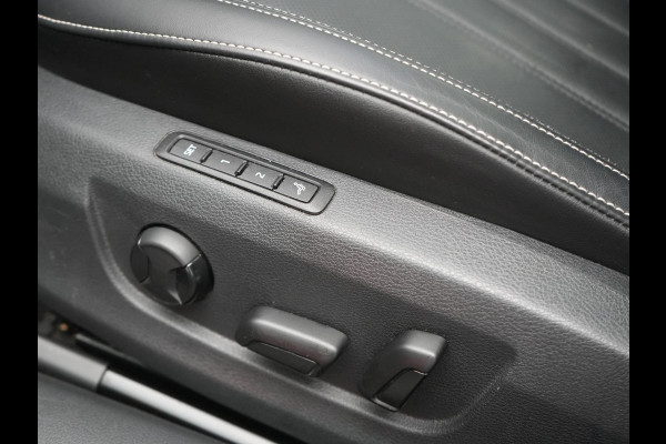 Škoda Superb Combi 1.4 TSI iV Laurin & Klement PHEV 218pk Dealer O.H. | Trekhaak Af Fabriek | Panodak | Adaptive Cruise | 360 Camera | Canton Audio | Lederen Comfortzetels Massage & Ventilatie & Memory | Sfeerverlichting | Keyless | Blis | Stuur Verwarmd | Plug In Hybrid |