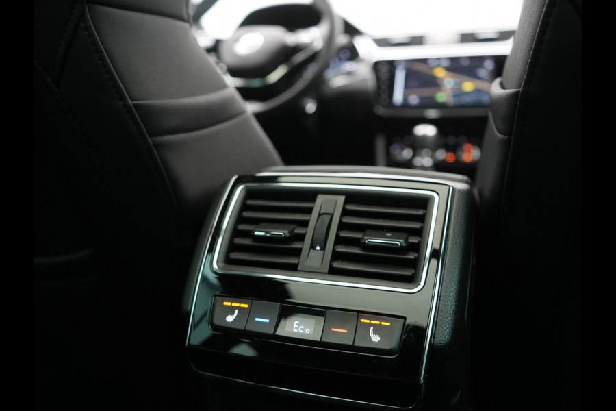 Škoda Superb Combi 1.4 TSI iV Laurin & Klement PHEV 218pk Dealer O.H. | Trekhaak Af Fabriek | Panodak | Adaptive Cruise | 360 Camera | Canton Audio | Lederen Comfortzetels Massage & Ventilatie & Memory | Sfeerverlichting | Keyless | Blis | Stuur Verwarmd | Plug In Hybrid |