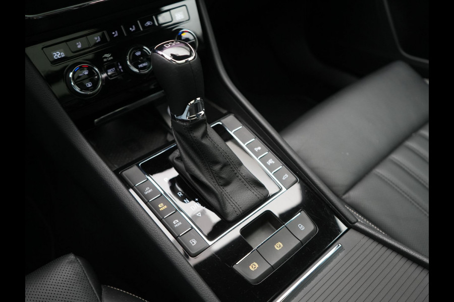Škoda Superb Combi 1.4 TSI iV Laurin & Klement PHEV 218pk Dealer O.H. | Trekhaak Af Fabriek | Panodak | Adaptive Cruise | 360 Camera | Canton Audio | Lederen Comfortzetels Massage & Ventilatie & Memory | Sfeerverlichting | Keyless | Blis | Stuur Verwarmd | Plug In Hybrid |