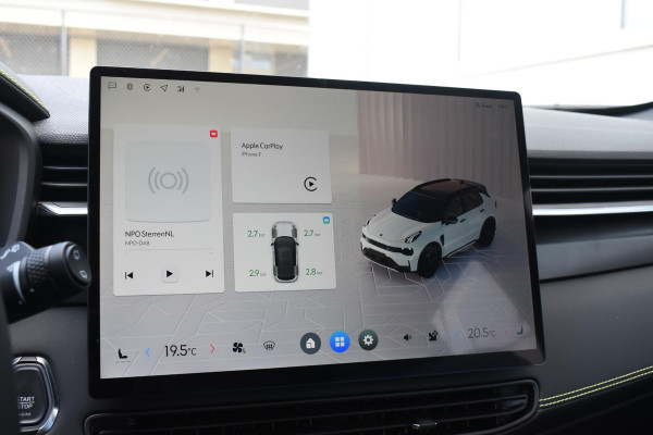 Lynk & Co 01 276PK Automaat Core / Adaptieve cruise control / Stoel - en stuurwielverarming / Parkeersensoren met camera / Apple carplay / Trekhaak / Metallic lak / 19" lichtmetalen velgen