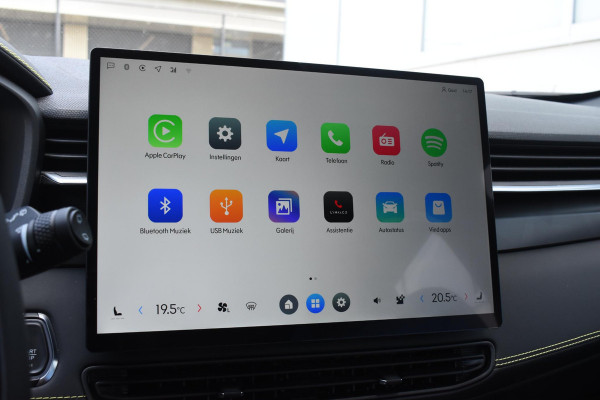 Lynk & Co 01 276PK Automaat Core / Adaptieve cruise control / Stoel - en stuurwielverarming / Parkeersensoren met camera / Apple carplay / Trekhaak / Metallic lak / 19" lichtmetalen velgen