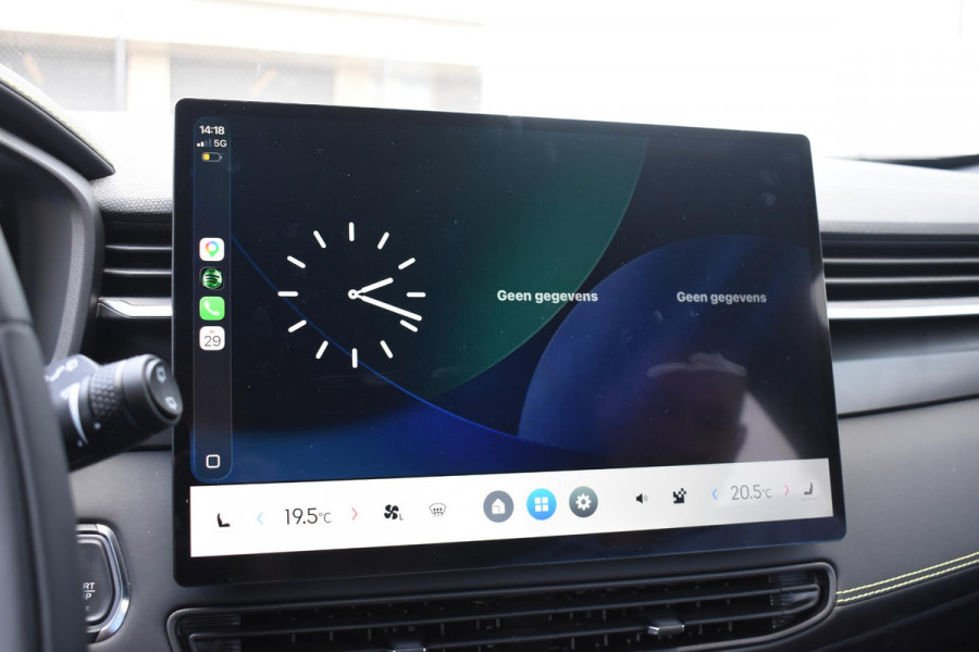 Lynk & Co 01 276PK Automaat Core / Adaptieve cruise control / Stoel - en stuurwielverarming / Parkeersensoren met camera / Apple carplay / Trekhaak / Metallic lak / 19" lichtmetalen velgen