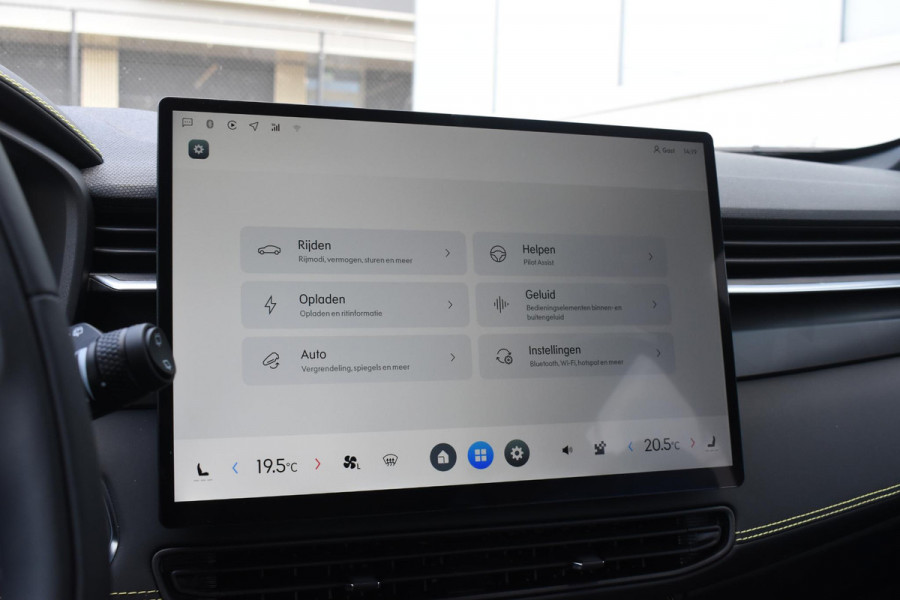 Lynk & Co 01 276PK Automaat Core / Adaptieve cruise control / Stoel - en stuurwielverarming / Parkeersensoren met camera / Apple carplay / Trekhaak / Metallic lak / 19" lichtmetalen velgen