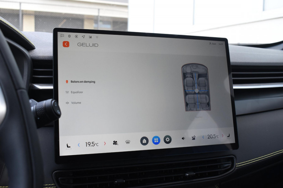 Lynk & Co 01 276PK Automaat Core / Adaptieve cruise control / Stoel - en stuurwielverarming / Parkeersensoren met camera / Apple carplay / Trekhaak / Metallic lak / 19" lichtmetalen velgen