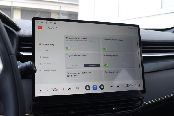 Lynk & Co 01 276PK Automaat Core / Adaptieve cruise control / Stoel - en stuurwielverarming / Parkeersensoren met camera / Apple carplay / Trekhaak / Metallic lak / 19" lichtmetalen velgen