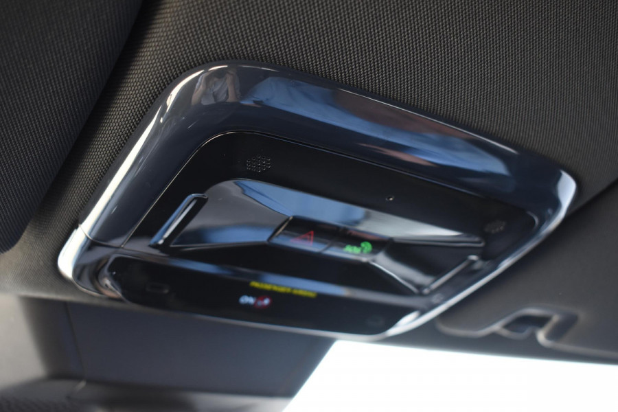 Lynk & Co 01 276PK Automaat Core / Adaptieve cruise control / Stoel - en stuurwielverarming / Parkeersensoren met camera / Apple carplay / Trekhaak / Metallic lak / 19" lichtmetalen velgen