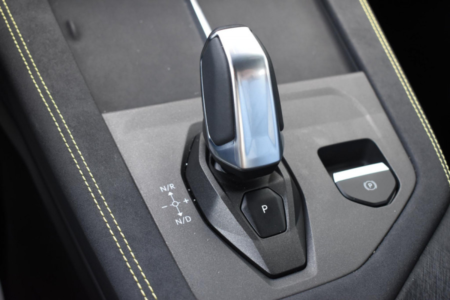 Lynk & Co 01 276PK Automaat Core / Adaptieve cruise control / Stoel - en stuurwielverarming / Parkeersensoren met camera / Apple carplay / Trekhaak / Metallic lak / 19" lichtmetalen velgen