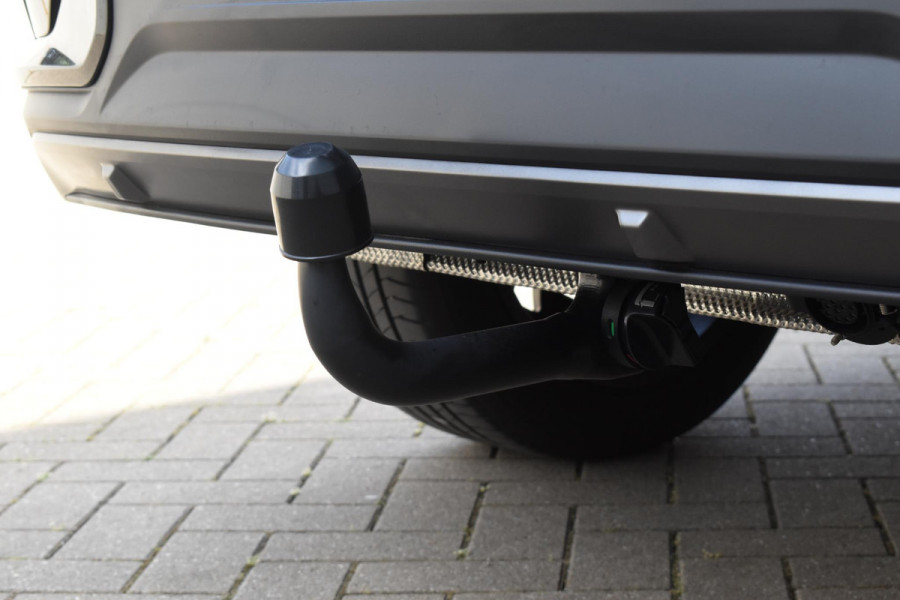 Lynk & Co 01 276PK Automaat Core / Adaptieve cruise control / Stoel - en stuurwielverarming / Parkeersensoren met camera / Apple carplay / Trekhaak / Metallic lak / 19" lichtmetalen velgen