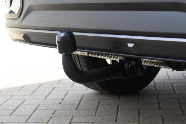 Lynk & Co 01 276PK Automaat Core / Adaptieve cruise control / Stoel - en stuurwielverarming / Parkeersensoren met camera / Apple carplay / Trekhaak / Metallic lak / 19" lichtmetalen velgen