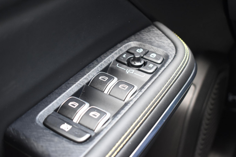 Lynk & Co 01 276PK Automaat Core / Adaptieve cruise control / Stoel - en stuurwielverarming / Parkeersensoren met camera / Apple carplay / Trekhaak / Metallic lak / 19" lichtmetalen velgen