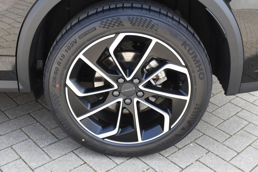 Lynk & Co 01 276PK Automaat Core / Adaptieve cruise control / Stoel - en stuurwielverarming / Parkeersensoren met camera / Apple carplay / Trekhaak / Metallic lak / 19" lichtmetalen velgen