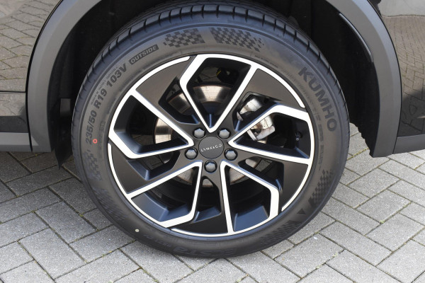 Lynk & Co 01 276PK Automaat Core / Adaptieve cruise control / Stoel - en stuurwielverarming / Parkeersensoren met camera / Apple carplay / Trekhaak / Metallic lak / 19" lichtmetalen velgen