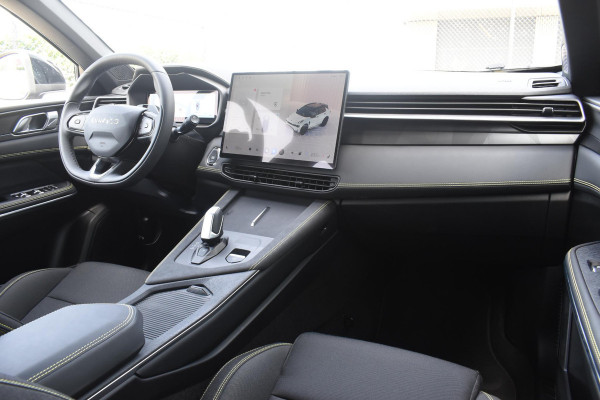 Lynk & Co 01 276PK Automaat Core / Adaptieve cruise control / Stoel - en stuurwielverarming / Parkeersensoren met camera / Apple carplay / Trekhaak / Metallic lak / 19" lichtmetalen velgen
