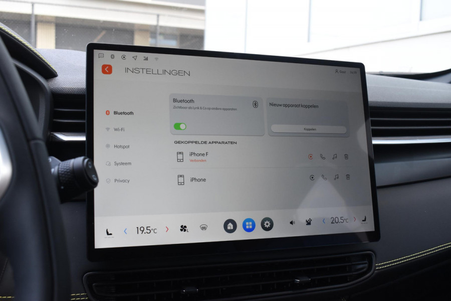 Lynk & Co 01 276PK Automaat Core / Adaptieve cruise control / Stoel - en stuurwielverarming / Parkeersensoren met camera / Apple carplay / Trekhaak / Metallic lak / 19" lichtmetalen velgen