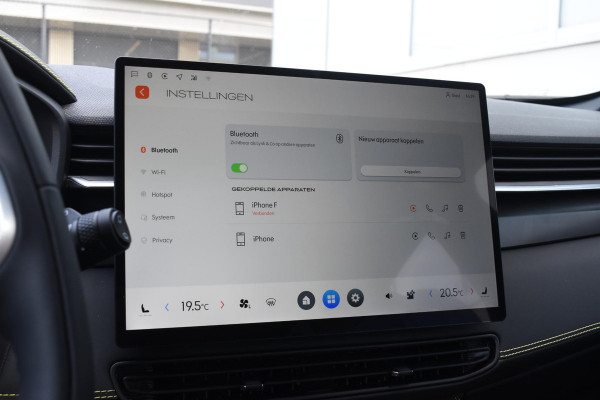 Lynk & Co 01 276PK Automaat Core / Adaptieve cruise control / Stoel - en stuurwielverarming / Parkeersensoren met camera / Apple carplay / Trekhaak / Metallic lak / 19" lichtmetalen velgen
