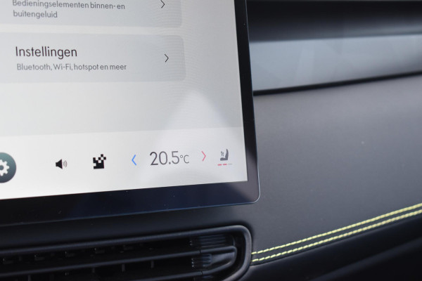 Lynk & Co 01 276PK Automaat Core / Adaptieve cruise control / Stoel - en stuurwielverarming / Parkeersensoren met camera / Apple carplay / Trekhaak / Metallic lak / 19" lichtmetalen velgen