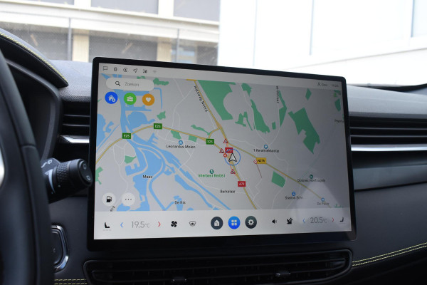 Lynk & Co 01 276PK Automaat Core / Adaptieve cruise control / Stoel - en stuurwielverarming / Parkeersensoren met camera / Apple carplay / Trekhaak / Metallic lak / 19" lichtmetalen velgen