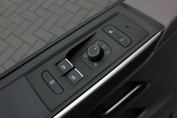 Volkswagen Transporter 2.0 TDI L2H1 150PK JB-EDITION DSG / ALCANTARE HEMEL / LEDEREN BEKLEDING / FULL / APPLE CARPLAY / NAVIGATIE