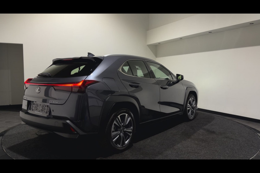 Lexus UX 300e Luxury 54 kWh | Leder interieur | Stoelen verwarmd & gekoeld | Keyless | Soh (batterijcheck) Waarde 99,0 %