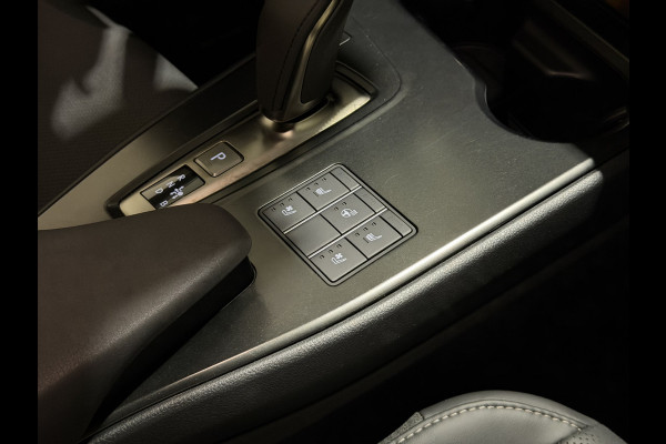 Lexus UX 300e Luxury 54 kWh | Leder interieur | Stoelen verwarmd & gekoeld | Keyless | Soh (batterijcheck) Waarde 99,0 %