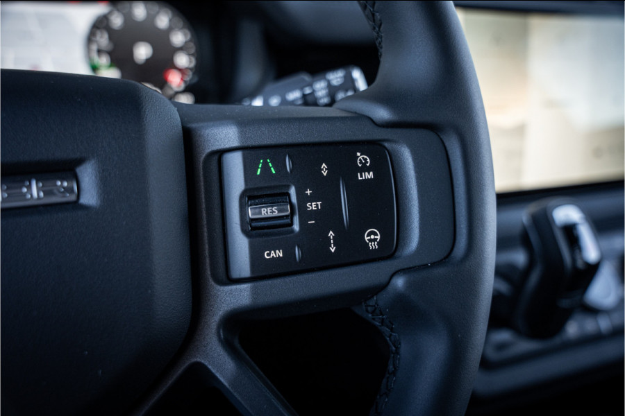 Land Rover Defender 110 P300e 110 X-Dynamic HSE ** HUD ** Trekhaak ** Panodak ** Koelbox Elektrisch rijbereik tot 55km (WLTP)