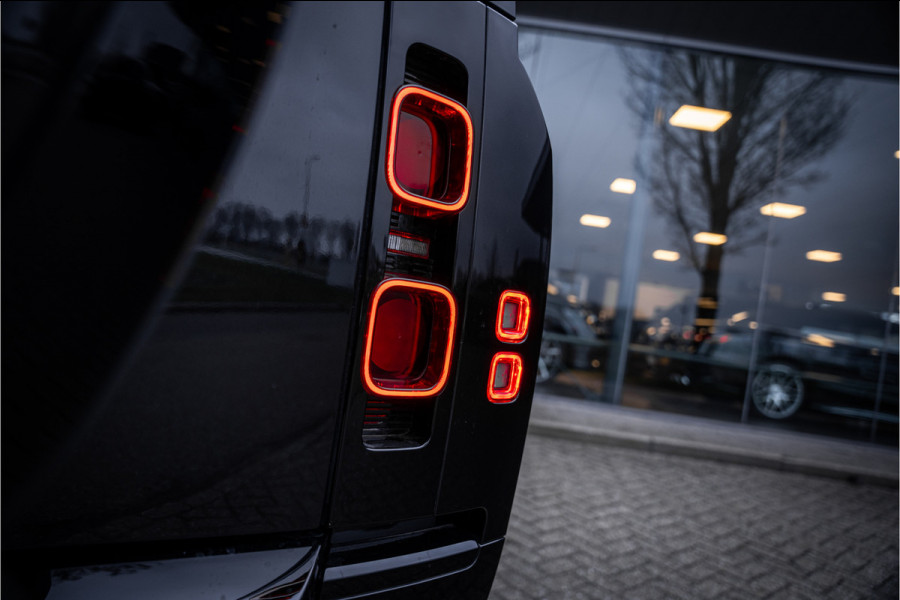 Land Rover Defender 110 P300e 110 X-Dynamic HSE ** HUD ** Trekhaak ** Panodak ** Koelbox Elektrisch rijbereik tot 55km (WLTP)