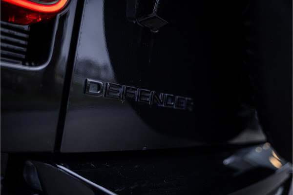 Land Rover Defender 110 P300e 110 X-Dynamic HSE ** HUD ** Trekhaak ** Panodak ** Koelbox Elektrisch rijbereik tot 55km (WLTP)