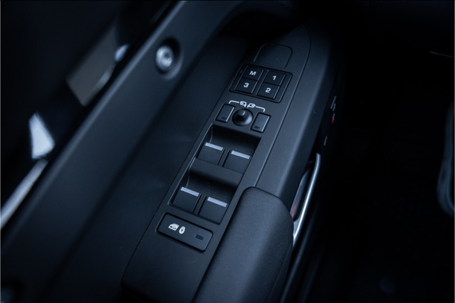 Land Rover Defender 110 P300e 110 X-Dynamic HSE ** HUD ** Trekhaak ** Panodak ** Koelbox Elektrisch rijbereik tot 55km (WLTP)