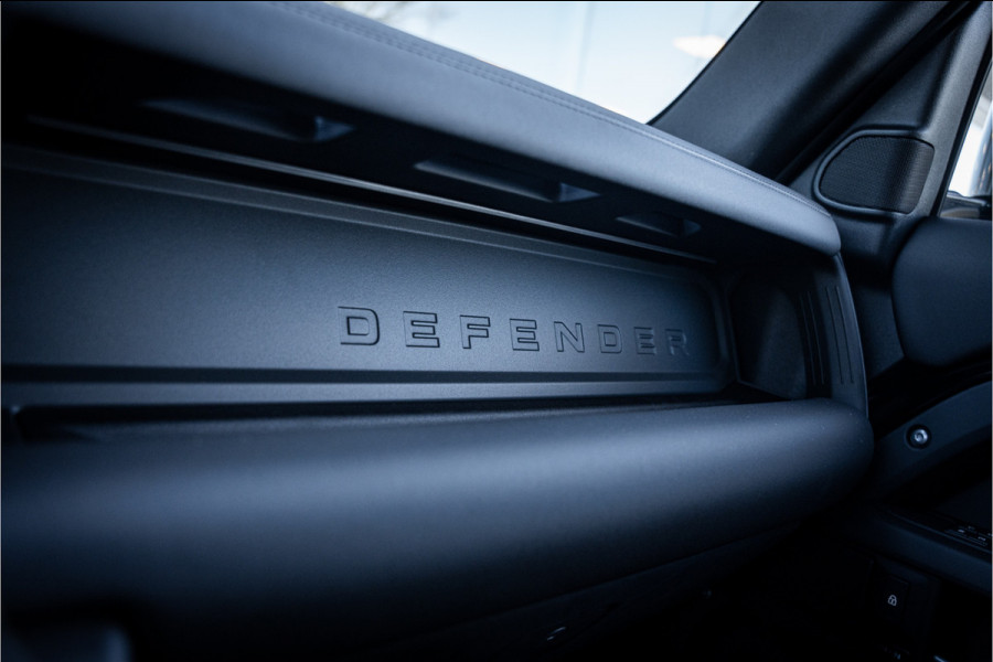 Land Rover Defender 110 P300e 110 X-Dynamic HSE ** HUD ** Trekhaak ** Panodak ** Koelbox Elektrisch rijbereik tot 55km (WLTP)