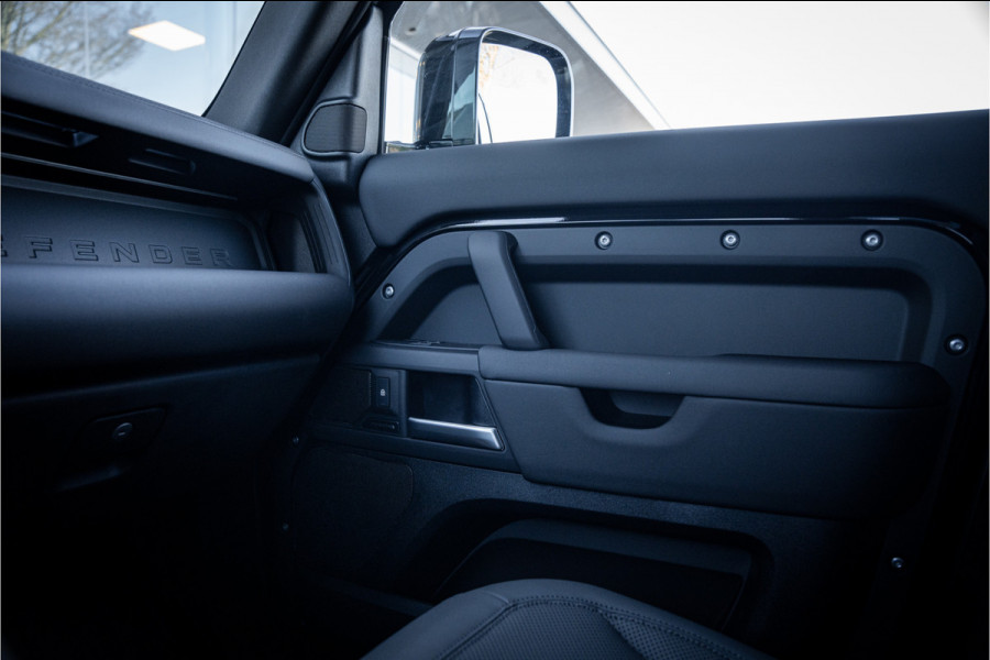 Land Rover Defender 110 P300e 110 X-Dynamic HSE ** HUD ** Trekhaak ** Panodak ** Koelbox Elektrisch rijbereik tot 55km (WLTP)