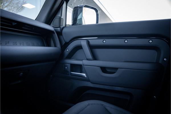Land Rover Defender 110 P300e 110 X-Dynamic HSE ** HUD ** Trekhaak ** Panodak ** Koelbox Elektrisch rijbereik tot 55km (WLTP)