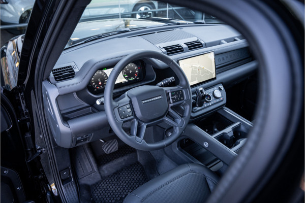 Land Rover Defender 110 P300e 110 X-Dynamic HSE ** HUD ** Trekhaak ** Panodak ** Koelbox Elektrisch rijbereik tot 55km (WLTP)
