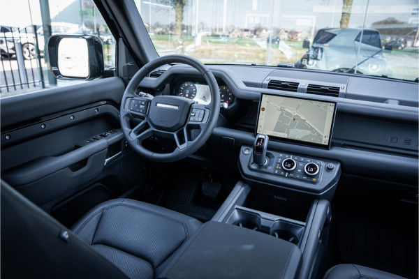Land Rover Defender 110 P300e 110 X-Dynamic HSE ** HUD ** Trekhaak ** Panodak ** Koelbox Elektrisch rijbereik tot 55km (WLTP)