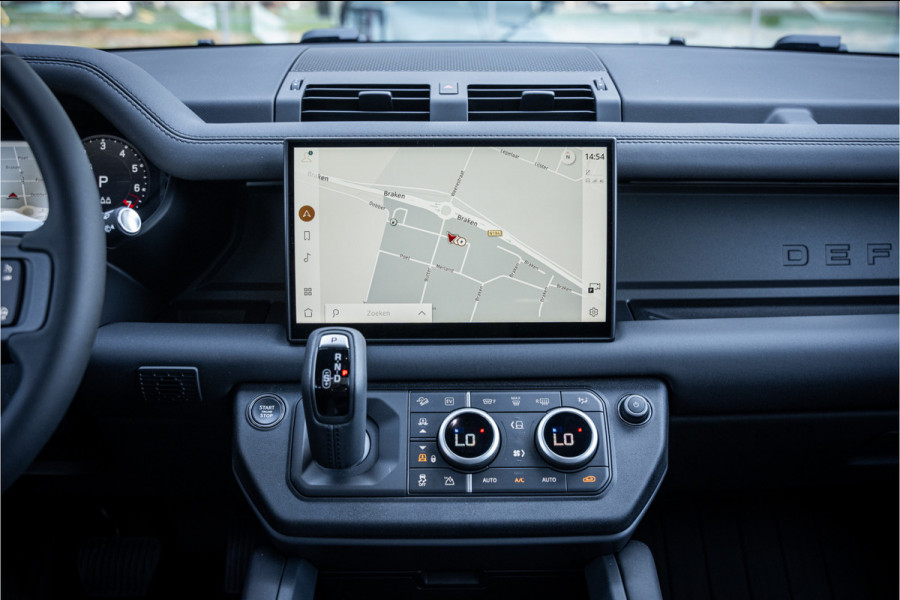 Land Rover Defender 110 P300e 110 X-Dynamic HSE ** HUD ** Trekhaak ** Panodak ** Koelbox Elektrisch rijbereik tot 55km (WLTP)