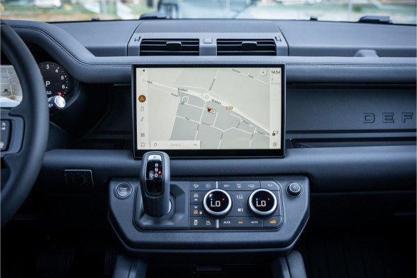 Land Rover Defender 110 P300e 110 X-Dynamic HSE ** HUD ** Trekhaak ** Panodak ** Koelbox Elektrisch rijbereik tot 55km (WLTP)