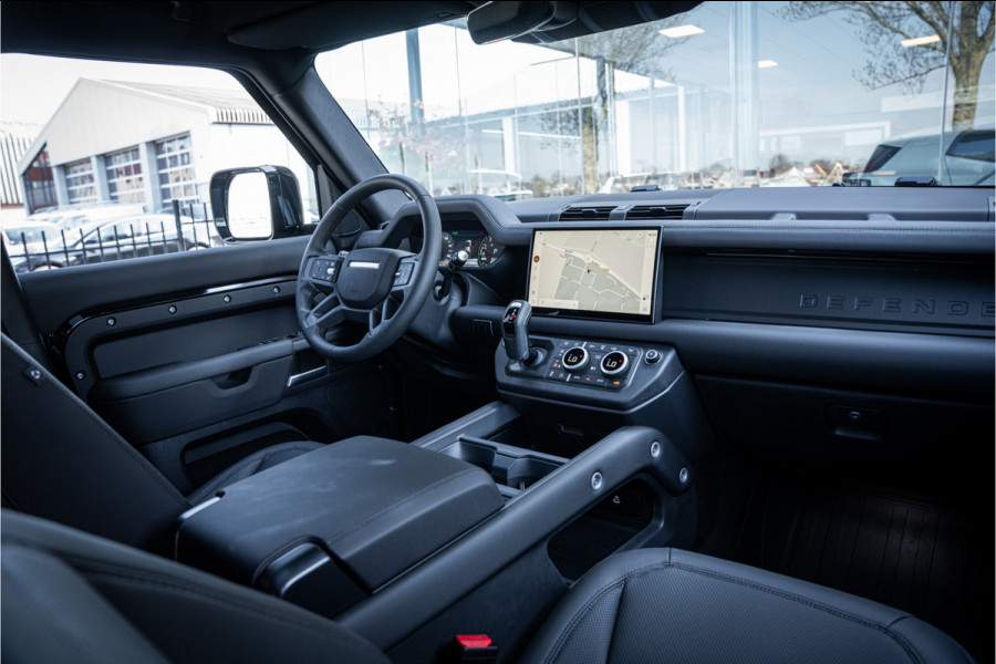 Land Rover Defender 110 P300e 110 X-Dynamic HSE ** HUD ** Trekhaak ** Panodak ** Koelbox Elektrisch rijbereik tot 55km (WLTP)